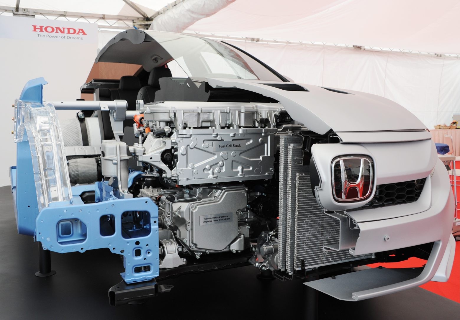 In this photo taken on Saturday, Oct. 24, 2015, the inner structure of Honda Motor Co.'s new fuel cell vehicle is shown to the media at the company's research center in the town of Haga, Tochigi Prefecture, north of Tokyo. Honda on Tuesday, Oct. 27, 2015, unveiled the new FCV, which can travel over 700 kilometers per full hydrogen charge. (Jiji Press/Hiroki Ochimizu) (KEYSTONE/Jiji Press/Hiroki Ochimizu) Japan Honda Fuel Cell Vehicle