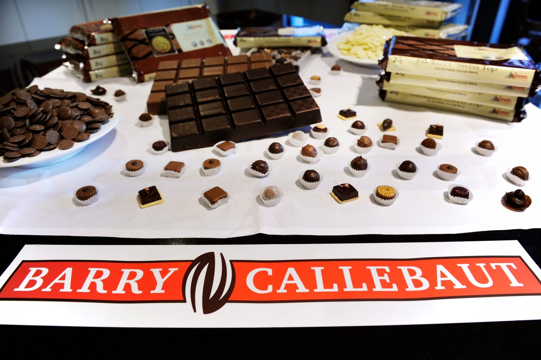 ARCHIV --- ZU DEN GESCHAEFTSZAHLEN VON BARRY CALLEBAUT STELLEN WIR IHNEN FOLGENDES BILD ZUR VERFUEGUNG --- Produkte des Schokoladenproduzenten Barry Callebaut werden in einer Auslage praesentiert, am Donnerstag, 4. November 2010 in Zuerich. Bis Ende August hat das Unternehmen 10.9 Prozent mehr Gewinn erwirtschaftet als im Vorjahr. (KEYSTONE/Steffen Schmidt) SCHWEIZ BARRY CALLEBAUT