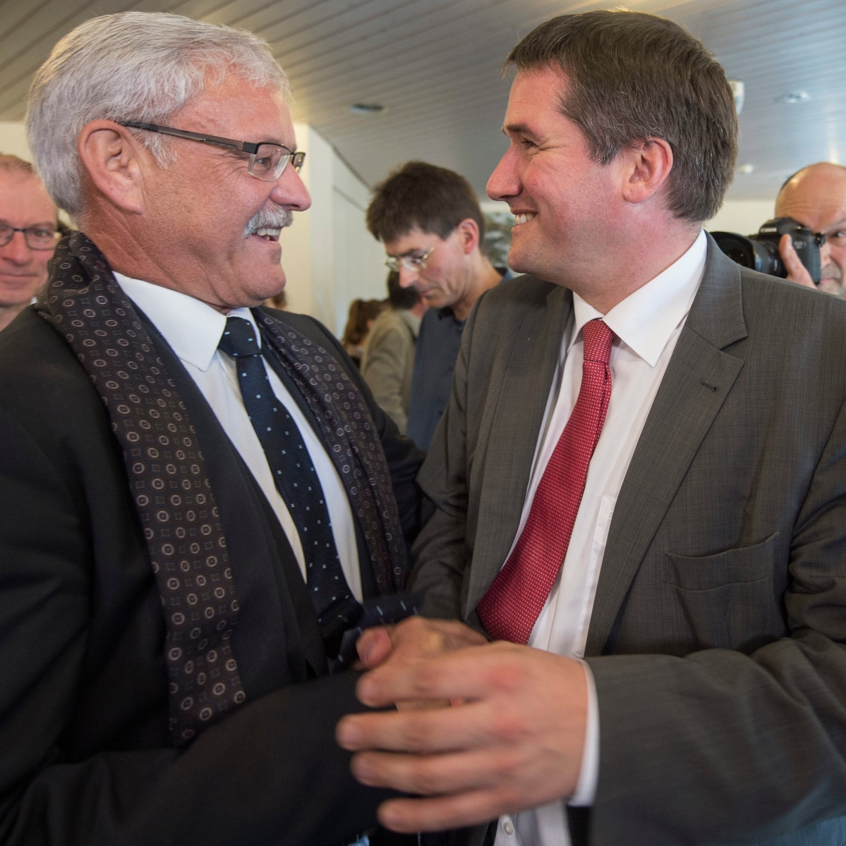 Die frischgewaehlten Staenderaete Christian Levrat (SP) und Beat Vonlanthen (CVP), von rechts, gratulieren sich zur Wahl in den Staenderat am Sonntag, 8. November  2015 in Fribourg. (KEYSTONE/Lukas Lehmann)









 SCHWEIZ STAENDERATSWAHLEN FRIBOURG