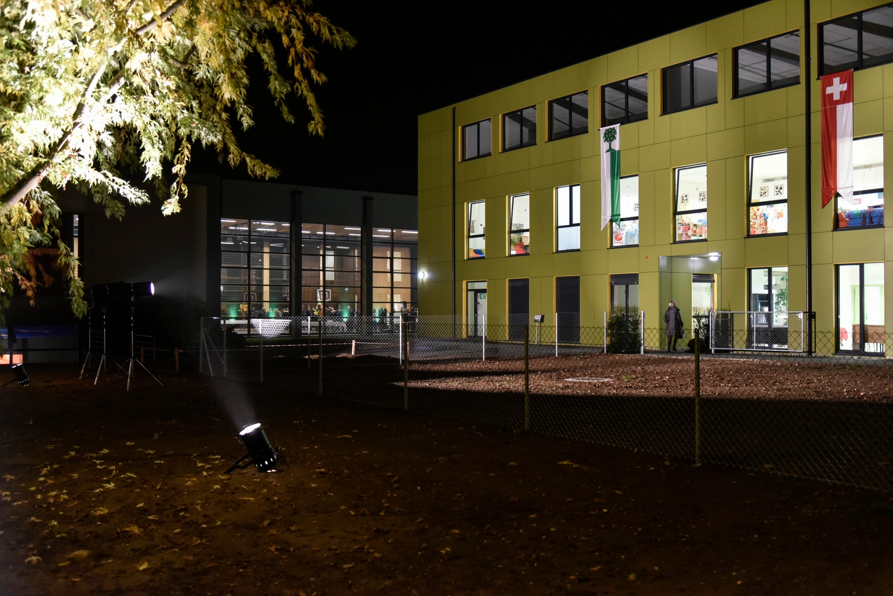 Gland, mardi 3 novembre 2015, inauguration du nouveau bâtiment parascolaire et scolaire des Perrerets (UAPE), le bâtiment à l'extérieur, de nuit, photos Cédric Sandoz