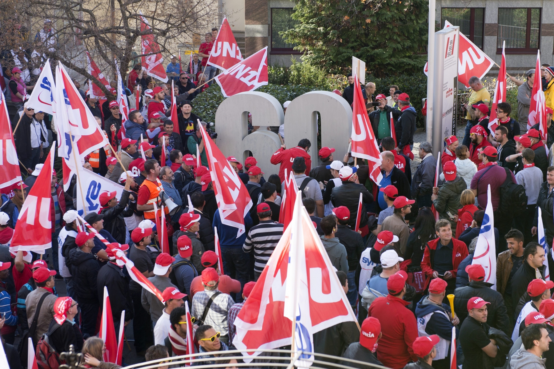 Mitglieder der Gewerkschaft Unia demonstrieren in der Stadt Zuerich am Dienstag, 10. November 2015, bezueglich der Erneuerung des Landesmantelvertrags. Nach einem ersten Protesttag im Tessin haben am Dienstag gemaess Schaetzungen der Gewerkschaften rund 3000 Bauarbeiter hunderte Baustellen in der Deutschschweiz lahmgelegt. Sie forderten einen neuen GAV, Rente mit 60 sowie Schutz bei Schlechtwetter und vor Lohndumping. (KEYSTONE/Nick Soland)