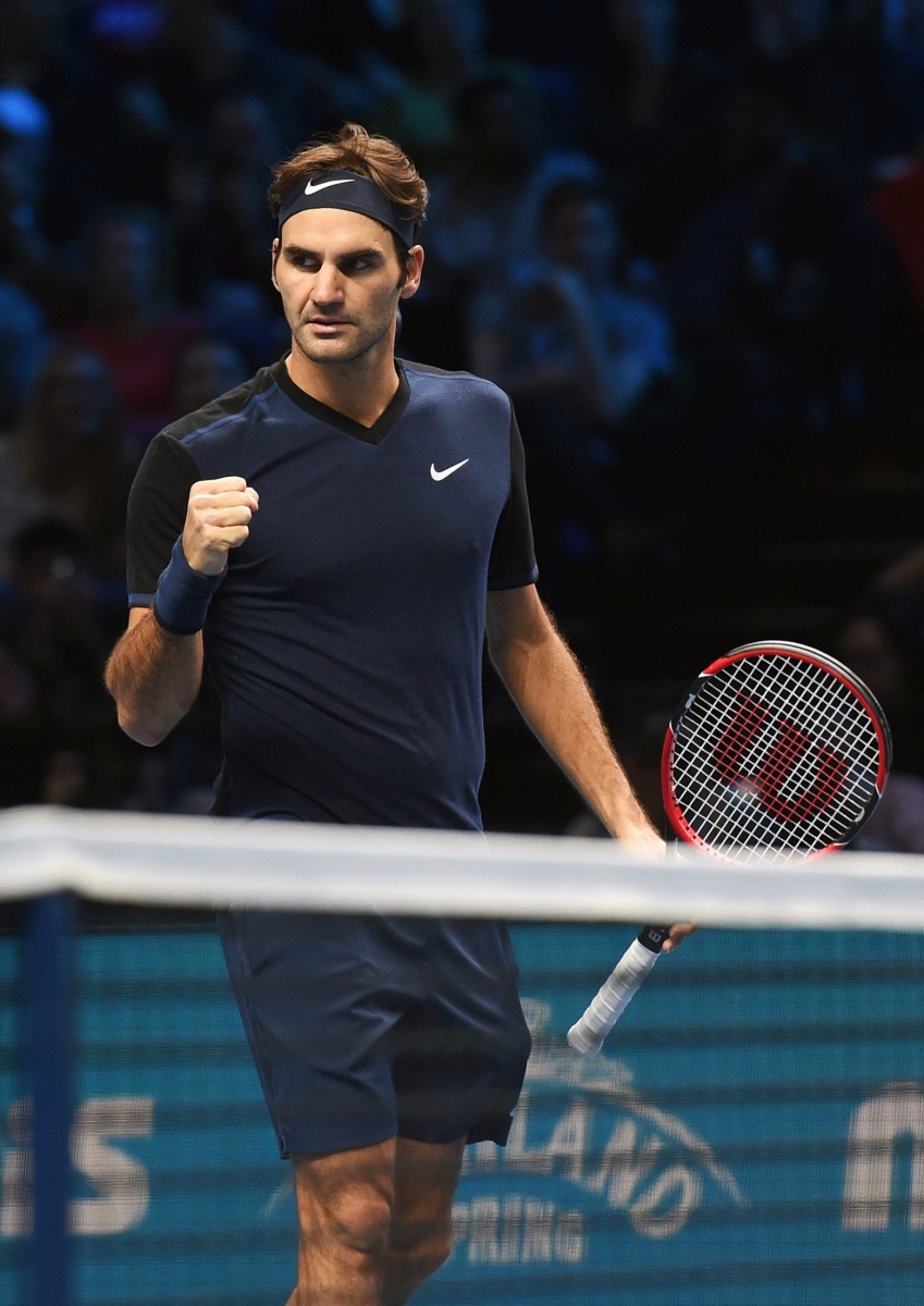 epa05027422 Switzerland's Roger Federer during his match against Tomas Berdych of Czech Republic  during the ATP World Tour Finals in London, Britain, 15 November 2015.  EPA/WILL OLIVER
