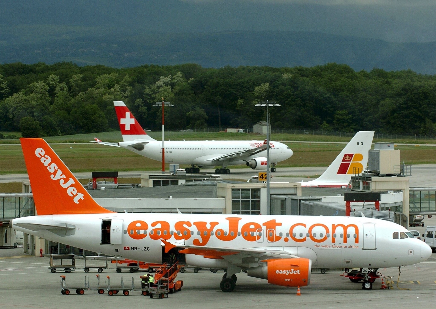 Un avion de la compagnie helvetique Swiss Air Lines  decole devant un avion de la compagnie EasyJet a l'aeroport de Geneve



Le 3 juin 2004 a Geneve Cointrin.

Martial Trezzini

 GENEVE AEROPORT COINTRIN