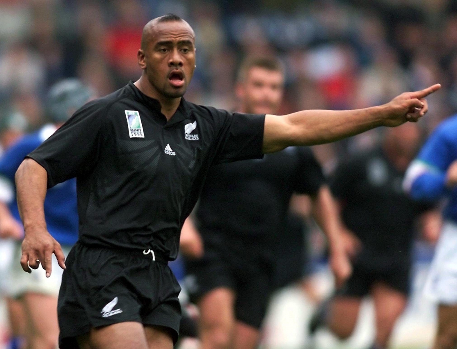 epa05030444 (FILE) A file picture dated 14 October 1999 shows shows Rugby Legend Jonah Lomu, back then New Zealand All Black winger, giving some instructions during their first-round for the Rugby World Cup match between New Zealand and Italy at McAlpine Stadium in Huddersfield, Britain. According to media reports, Jonah Lomu passed away in Auckland, New Zealand, on 18 November 2015 at the age of 40.  EPA/GERRY PENNY FILE BRITAIN RUGBY JONAH LOMU OBIT