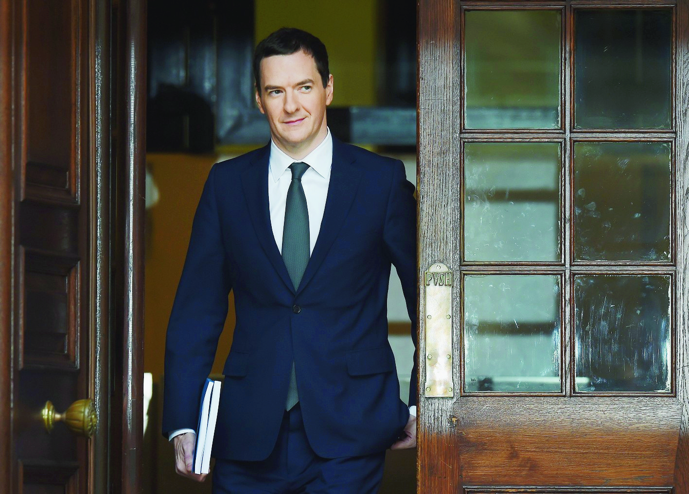 epa05040879 British Chancellor George Osborne departs the Treasury with his Spending Review in London, Britain, 25 November 2015.  Osborne is set to announce his Spending Review that will put in place spending limits on governmental departments for the next five years and set out details of the government's deficit reduction plans.  EPA/ANDY RAIN BRITAIN SPENDING REVIEW