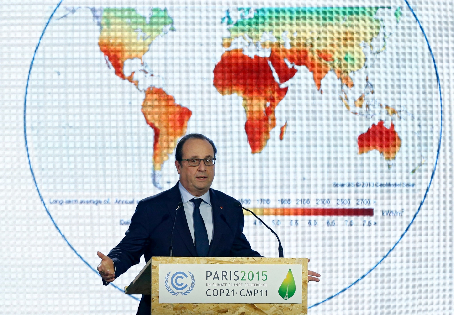 epa05049680 French president Francois Hollande delivers a speech during the International solar alliance launch ceremony at the COP21 World Climate Change Conference 2015 in Le Bourget, north of Paris, France, 30 November 2015. The 21st Conference of the Parties (COP21) is held in Paris from 30 November to 11 December aimed at reaching an international agreement to limit greenhouse gas emissions and curtail climate change.  EPA/GUILLAUME HORCAJUELO FRANCE COP21