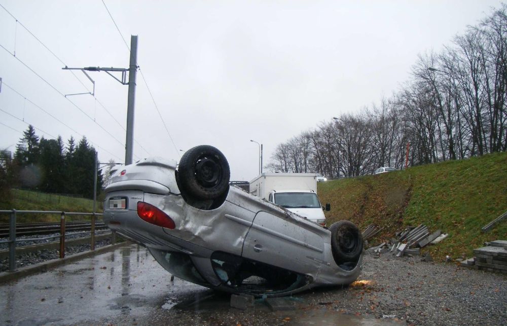 La voiture a dévalé un talus avant de s'immobiliser sur le toit. 