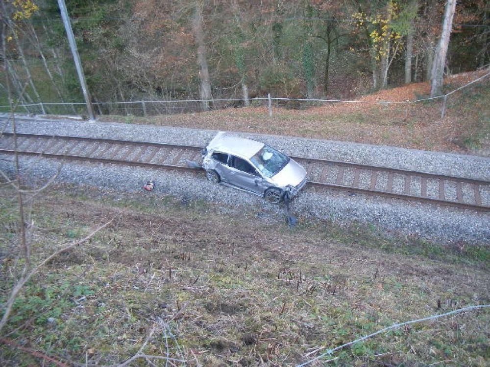 L'automobiliste s'est retrouvé sur les rails. 