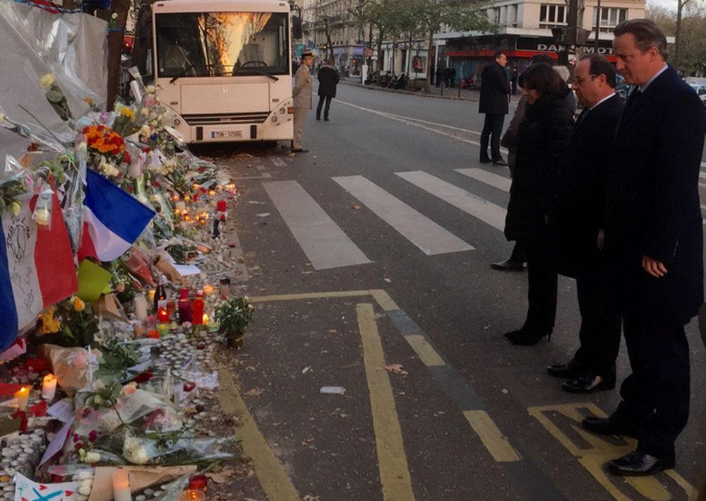François Hollande et le Premier ministre britannique David Cameron ont chacun déposé une rose devant la salle de concerts.