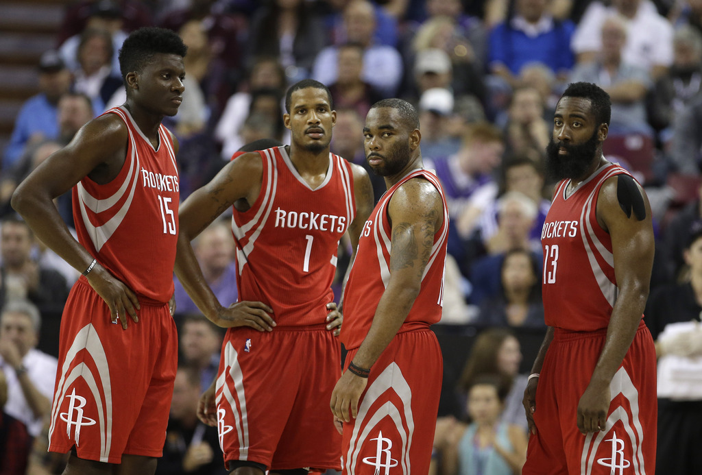 Clint Capela sur cette photo avec à ses côtés Trevor Ariza, Marcus Thornton et James Harden héros du match contre les Clippers.