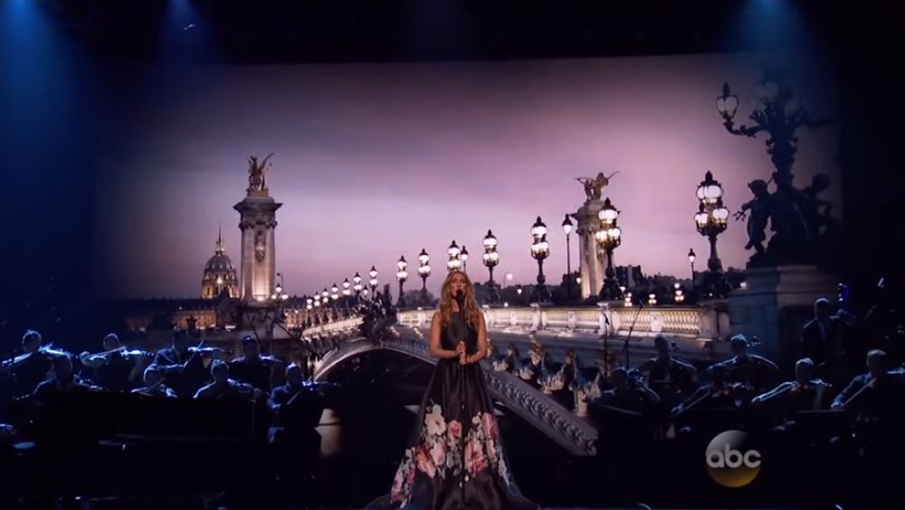 Céline Dion a chanté sur fonds d'images associées à Paris.
