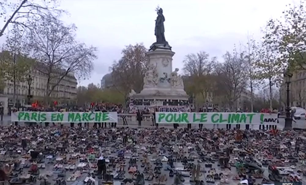 Des milliers de chaussures ont recouvert dimanche matin la place de la République à Paris.