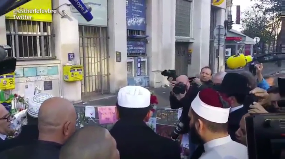 Une douzaine d'imams se sont recueillis devant le Bataclan.
