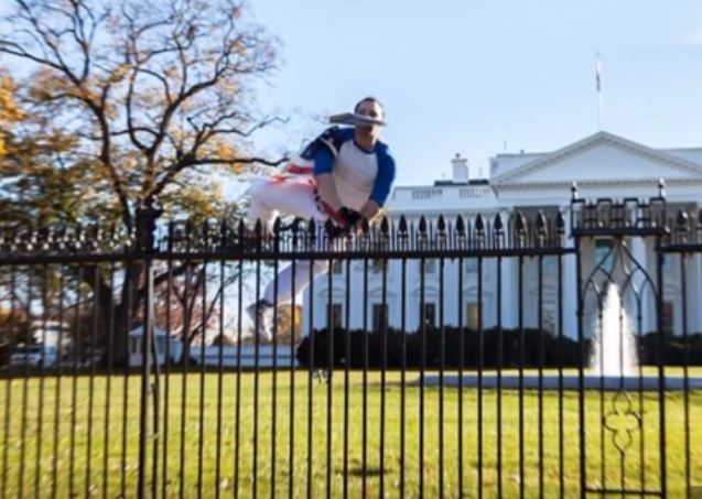 Un intrus s'est invité au dîner de Thanksgiving de la famille du président Obama à la Maison Blanche. L'homme qui a pénétré dans le jardin a été arrêté.