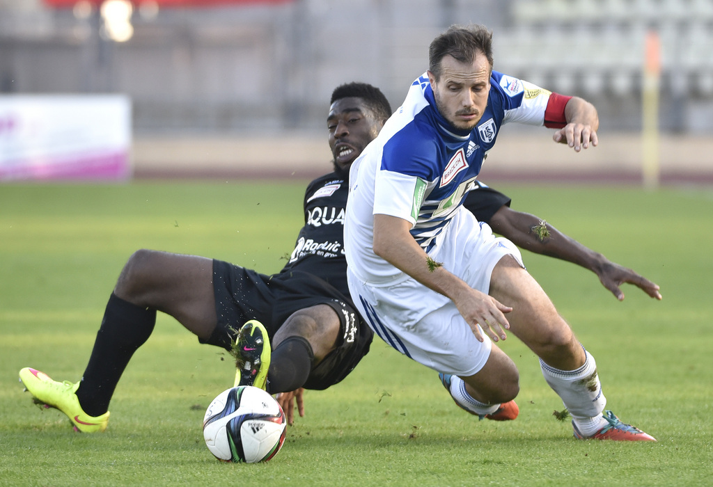 Le joueur lausannois Xavier Margairaz aux prises avec le joueur Montain Bertrand Ndzomo à la Pontaise ce samedi.