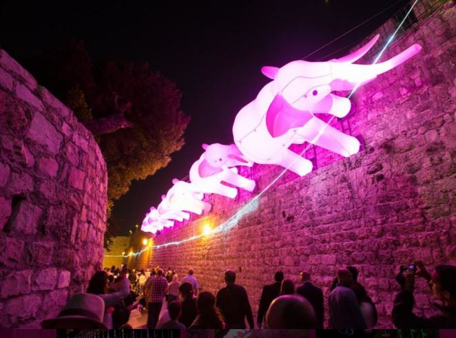 Des éléphants roses qui marchent sur les murs de Lausanne dès mercredi.