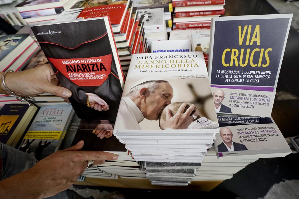 Des livres qui révèlent les mauvaises manières de certains hommes de pouvoir au Vatican.