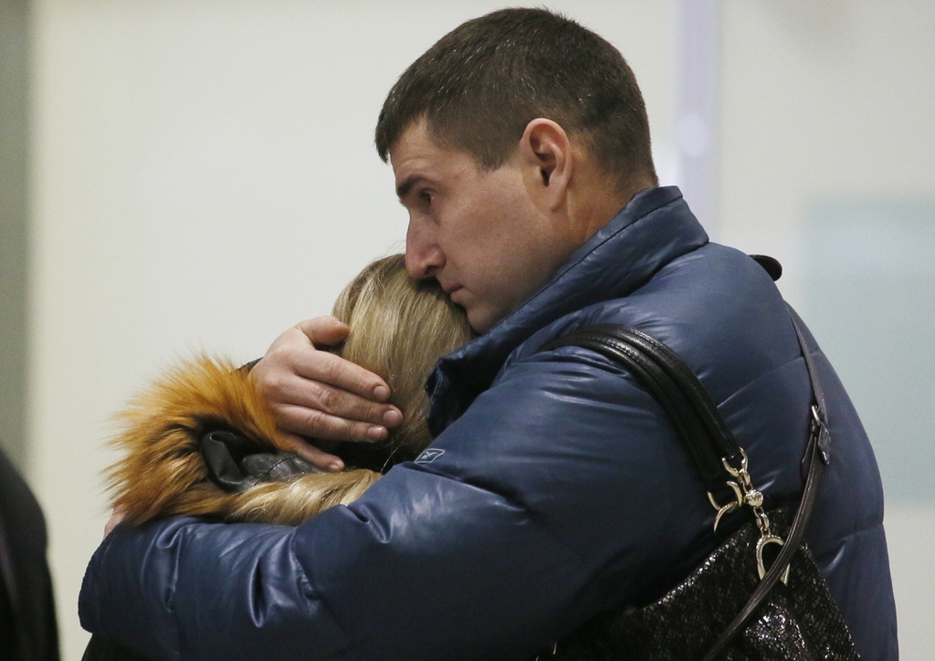 Des familles choquées par l'annonce du crash de l'avion russe transportant 224 personnes à l'aéroport de Saint-Pétersbourg.