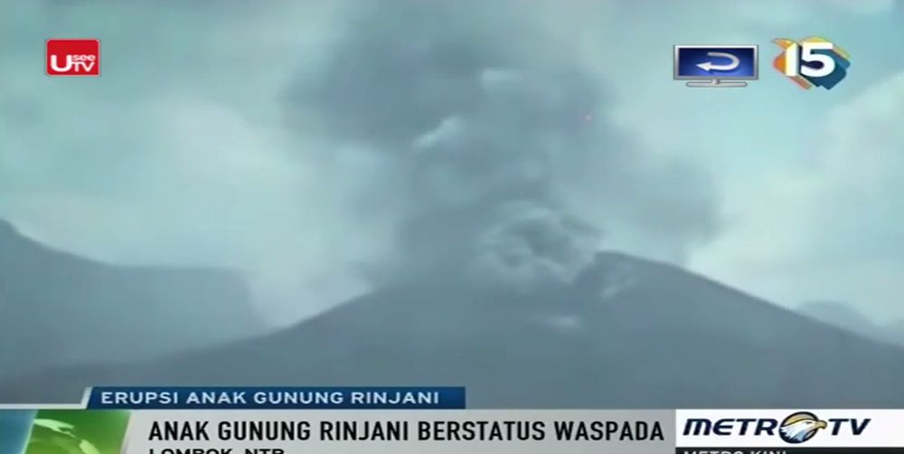 Le vent pousse les cendres volcaniques en direction de Bali de telle manière à ce qu'elles recouvrent le ciel autour de l'aéroport.