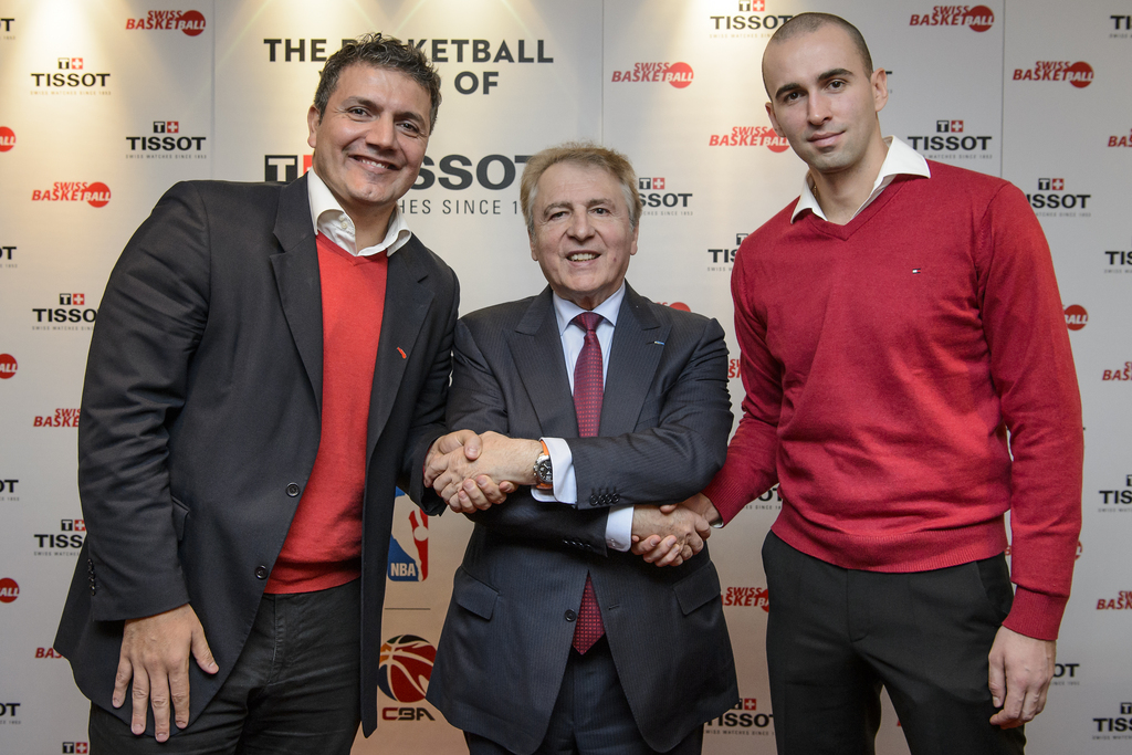 De gauche à droite: Giancarlo Sergi, président de Swiss Basketball, Francois Thiebaud, président de Tissot et Dusan Mladjan, capitaine de l'équipe Suisse de basketball, à l'issue de la conférence de presse à Neuchâtel.
