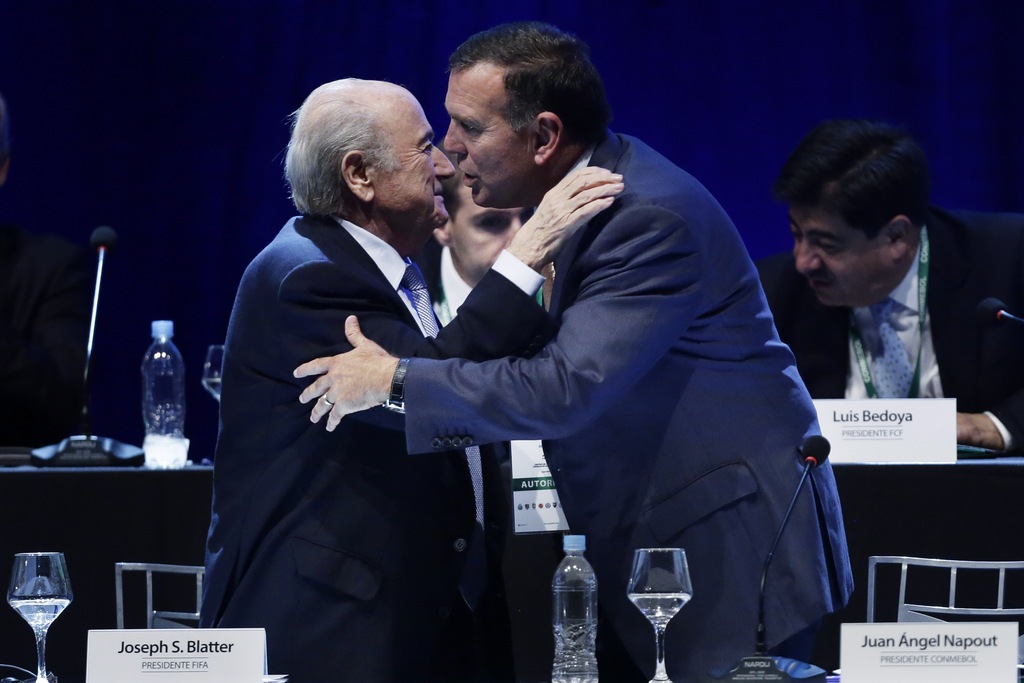 Sepp Blatter embrasse Juan Angel Napout.