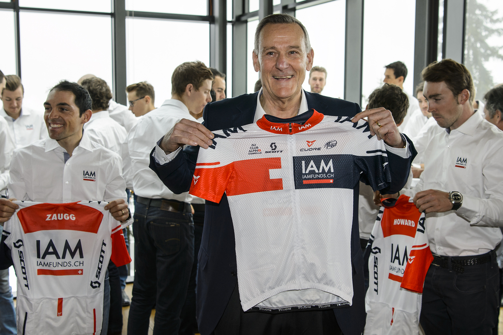 Michel Thétaz, le Valaisan de Genève fondateur de IAM Cycling, pose avec le nouveau maillot lors de la conférence de presse à Crans-Montana.