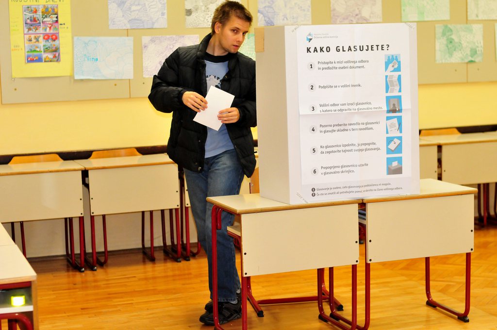 Un électeur lors des votations à Ljubljana.