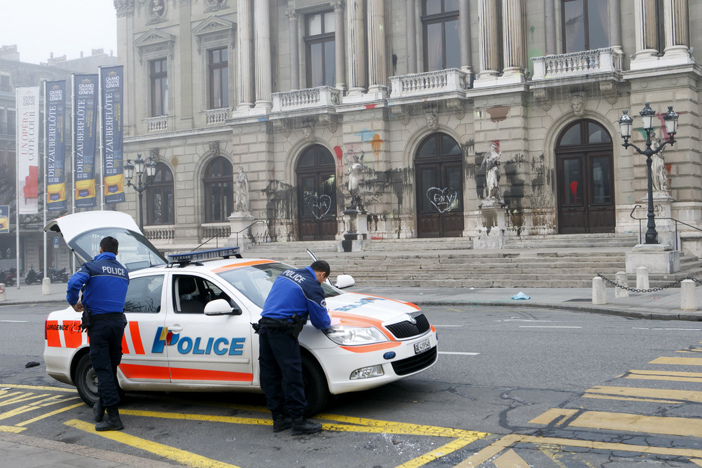 Un gendarme de la police genevoise examine les lieux devant le Grand Théâtre qui ont été souillés de peintures et de tags le 19 décembre dernier.