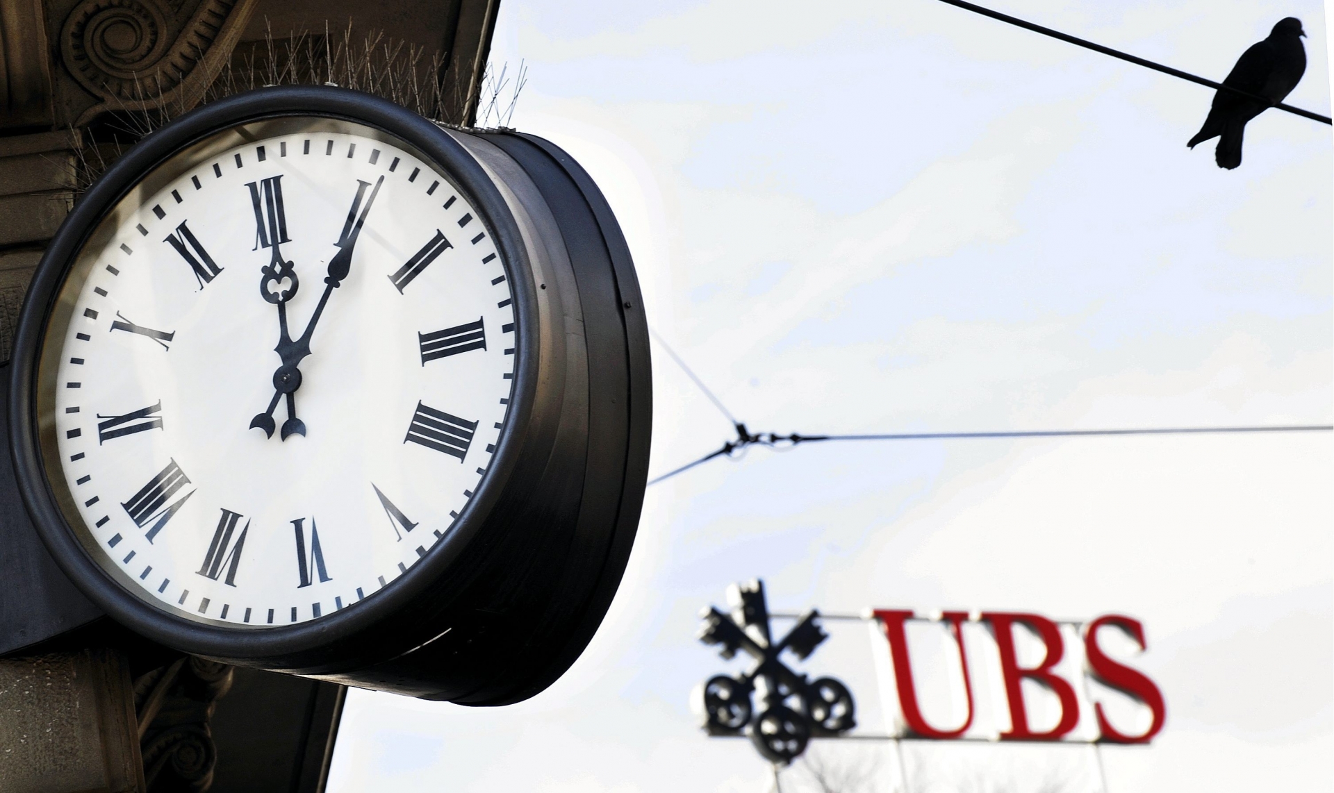 Eine Uhr bei der UBS am Zuercher Paradeplatz steht auf fuenf nach zwoelf, am Mittwoch, 25. Februar 2009 in Zuerich. (KEYSTONE/Walter Bieri) SCHWEIZ BANK UBS