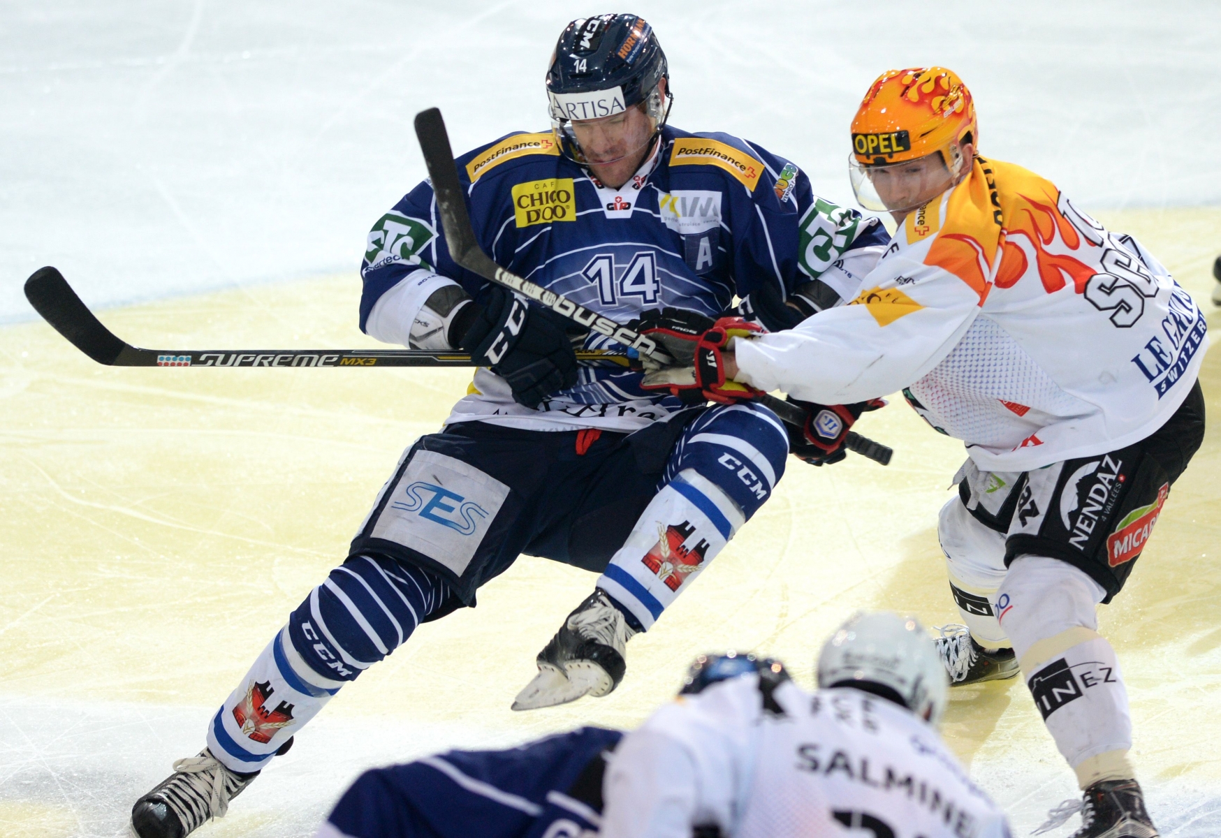 Ambris Adam Hall, links, gegen Fribourgs Andrey Bykov, rechts, beim Eishockey Meisterschaftsspiel der National League A zwischen dem HC Ambri-Piotta und dem HC Fribourg-Gotteron am Samstag, 12. Dezember 2015, in der Valascia Halle in Ambri. (PHOTOPRESS/Ti-Press/Samuel Golay)