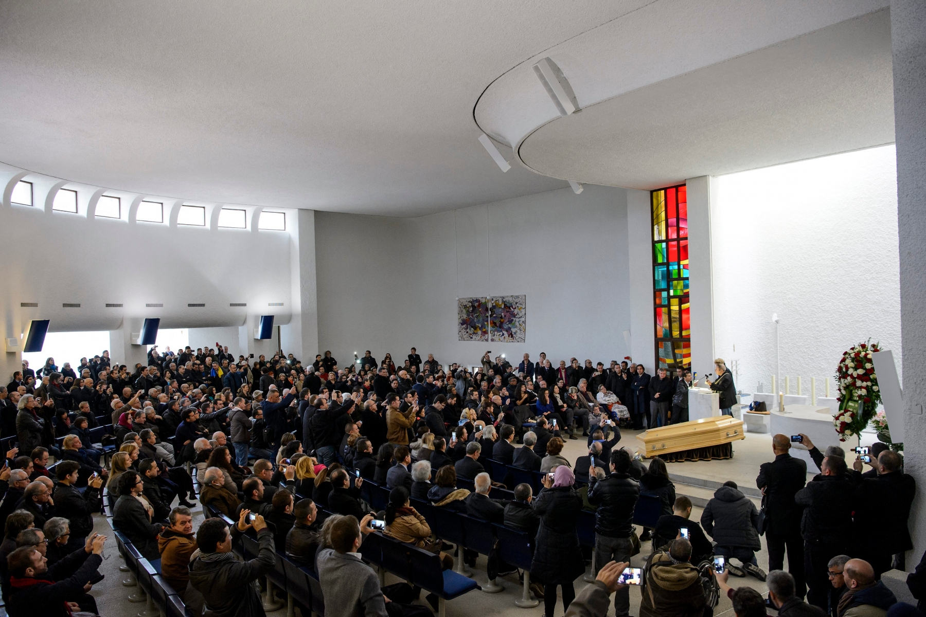 People pay tribute around the coffin of Algerian politician Hocine Ait-Ahmed during a ceremony at the funeral home "Centre funeraire de Montoie" in Lausanne, Switzerland, Monday, December 29, 2015. Hocine Ait-Ahmed, one of he heroes of Algeria's war of independence against France has died in Lausanne, Switzerland at age of 89. (KEYSTONE/Jean-Christophe Bott) SWITZERLAND ALGERIA HOCINE AIT-AHMED