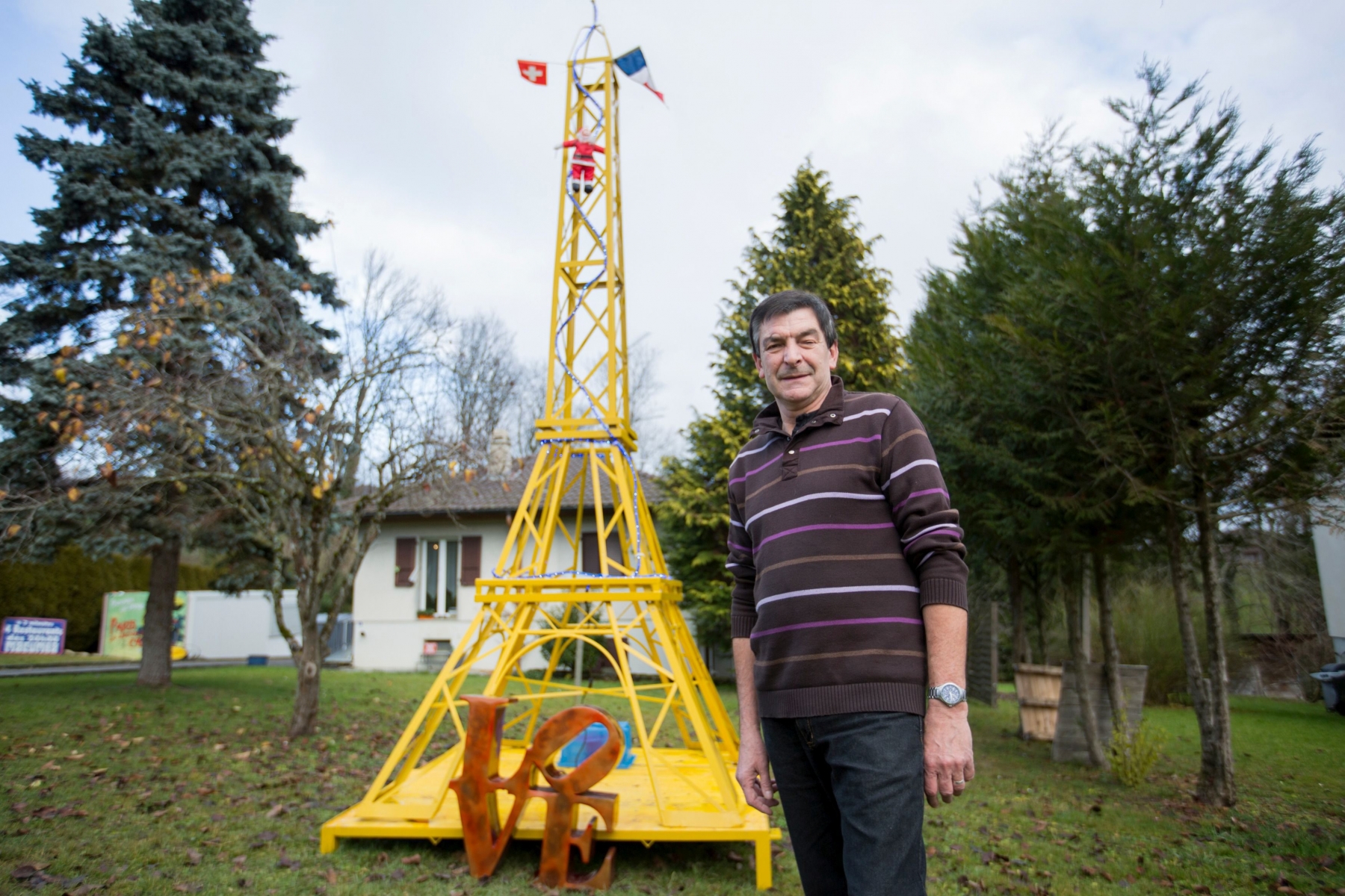 Genolier, lundi 21 décembre 2015

Portrait d'Alain Gérard avec un replique de la Tour Eiffel à son jardin à Genolier



Sigfredo Haro Portrait Alain Gérard, Genolier