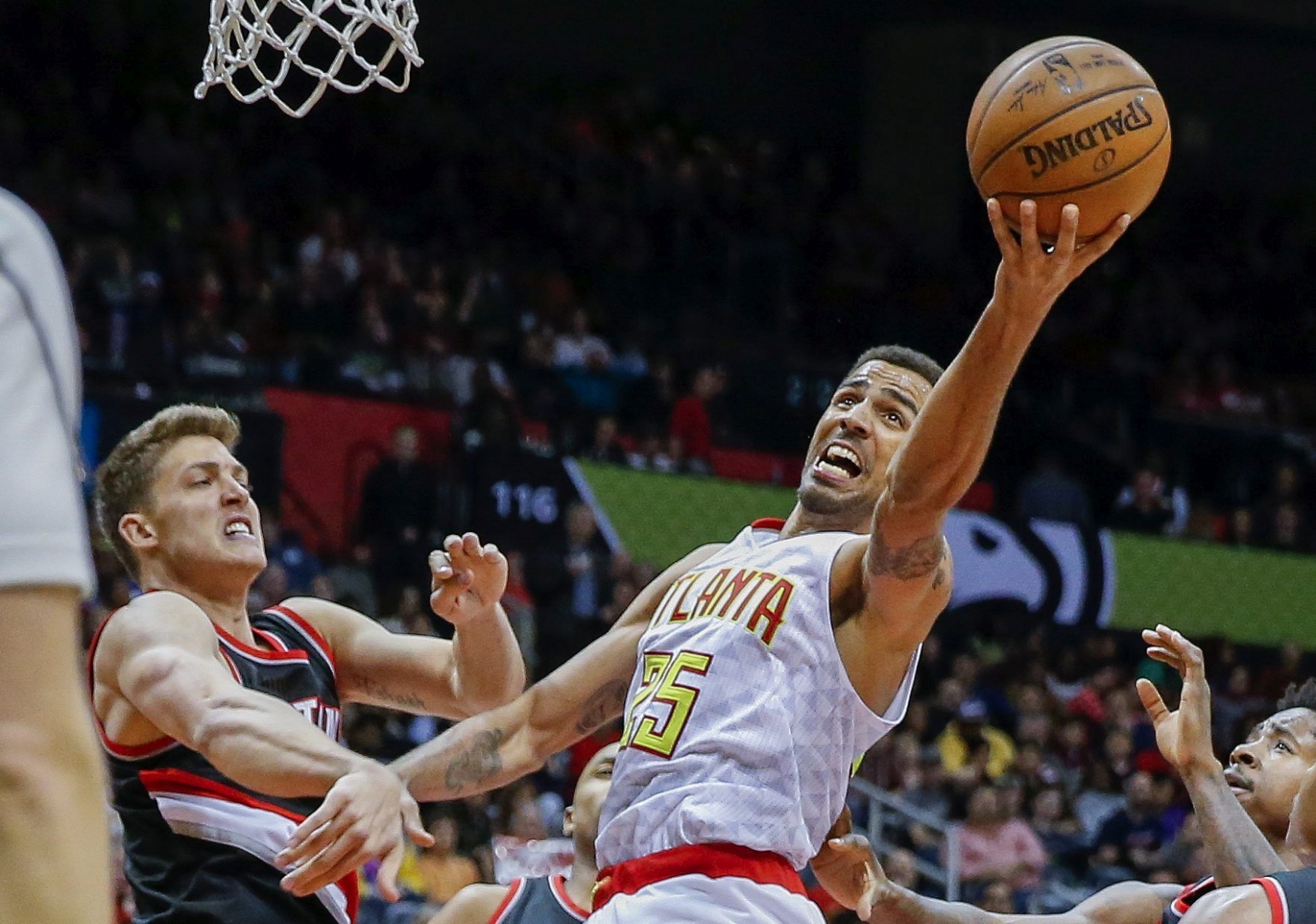 epa05078410 Atlanta Hawks forward Thabo Sefolosha (R) of Switzerland goes to the basket against Portland Trail Blazers forward Meyers Leonard (L) during the second half of their NBA basketball game at Philips Arena in Atlanta, Georgia, USA, 21 December 2015. The Hawks defeated the Trail Blazers.  EPA/ERIK S. LESSER CORBIS OUT