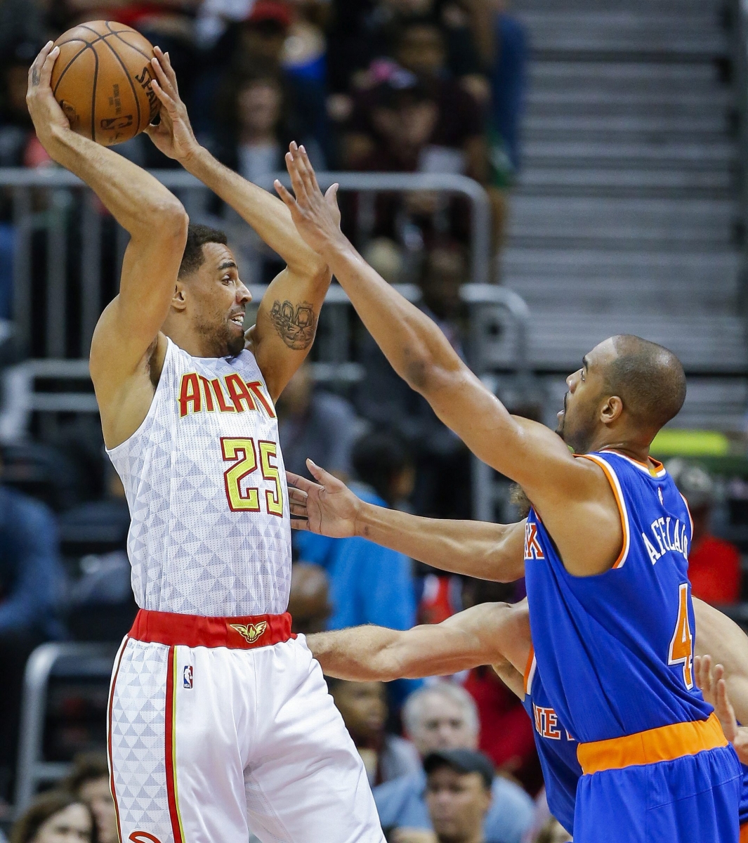 epa05081457 Atlanta Hawks forward Thabo Sefolosha (L) of Switzerland is defended by New York Knicks guard Arron Afflalo (R) during the first half of their NBA basketball game at Philips Arena in Atlanta, Georgia, USA, 26 December 2015.  EPA/ERIK S. LESSER CORBIS OUT