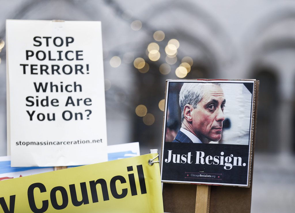 Les manifestants à Chicago se plaignent de la terreur policière que fait peser le maire de la ville Rahm Emanuel. Ils réclament sa démission.