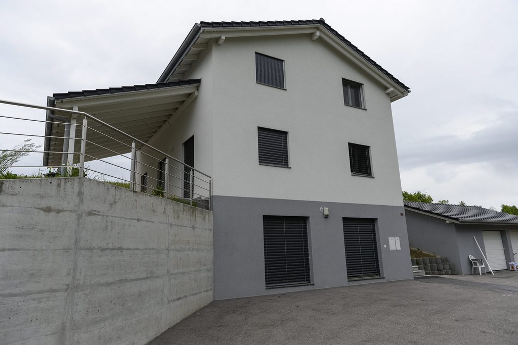 La maison avec le garage devant lequel l'homme avait été tué devant sa fiancée et ses enfants.