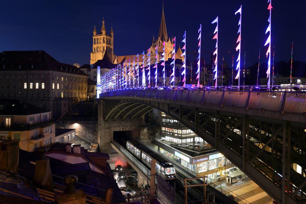 Une rame du Metro M2 passe sous le Pont Bessière à Lausanne.