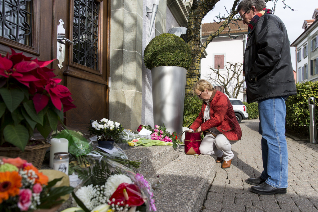 De nombreuses personnes étaient venues déposer des fleurs devant l'Hôtel de Ville de Crissier, qui a rouvert ses portes mardi à midi.