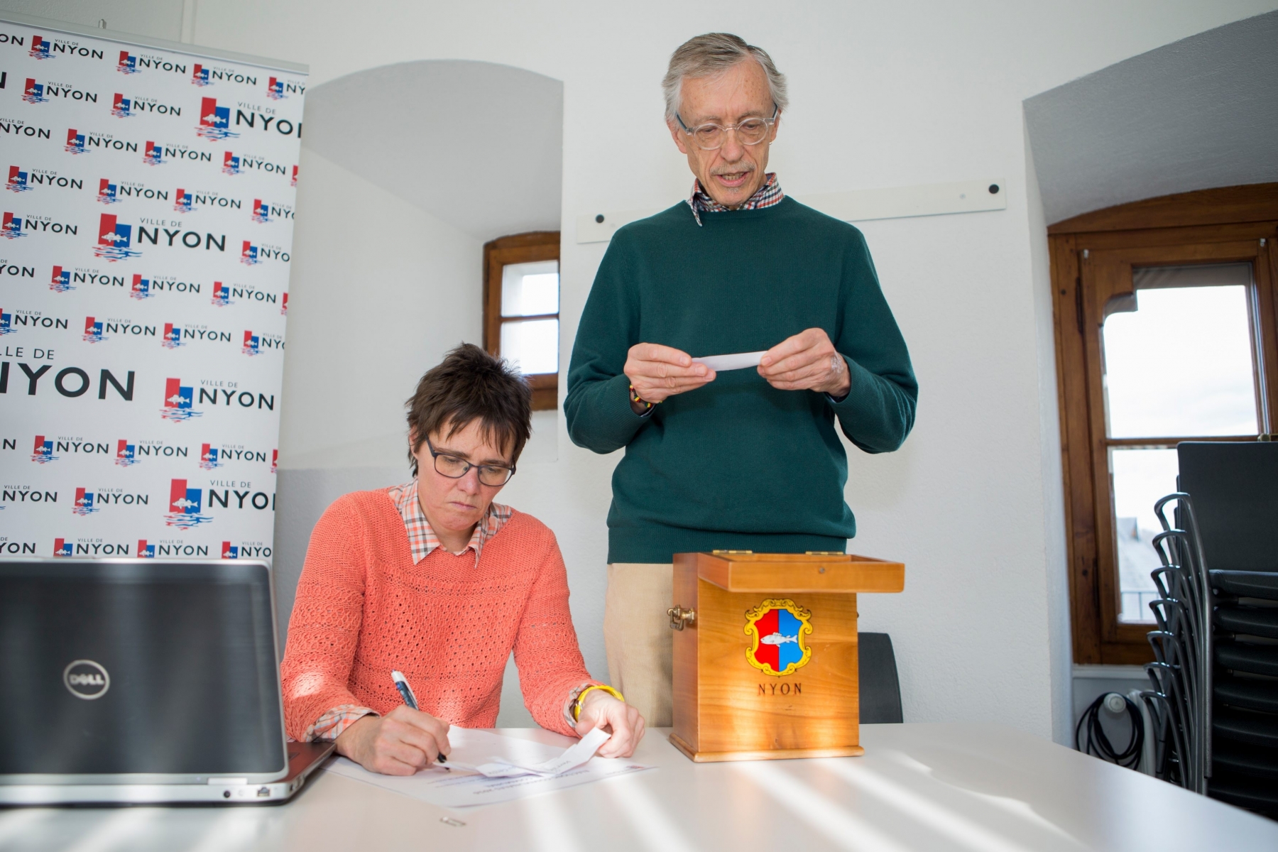 Nyon, lundi 11 janvier 2016Ä®Tirage au sort des numv©ros des listes des partis candidats aux v©lections communales v la salle de la Bretv®che v Nyon. Nathalie Vuille, secrv©taire du conseil communale et Claude Farine, prv©sident du conseil communale 

Ä®Sigfredo Haro Tirage au sort v©lections communales, Nyon