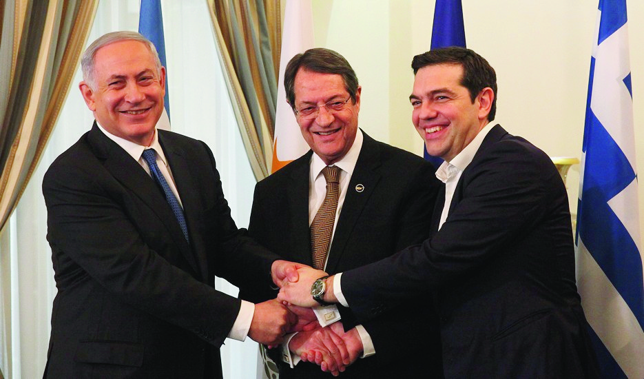 epa05131344 President of Cyprus Nikos Anastasiades (C), Israeli Prime Minister Benjamin Netanyahu (L) and Greek Prime Minister Alexis Tsipras (R) shake hands during their meeting at the Presidential Palace in Nicosia, Cyprus, 28 January 2016. Cyprus-Greece-Israel tripartite economic relations meeting on shipping, tourism and energy in Nicosia, aimed at establishing greater cooperation in the eastern Mediterranean.  EPA/YIANNIS KOURTOGLOU / POOL CYPRUS GREEK ISRAEL DIPLOMACY