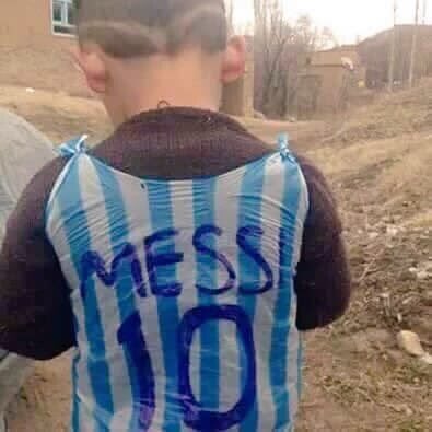 Ce jeune garçon a confectionné un maillot argentin à partir d'un sac-poubelle bleu et blanc.