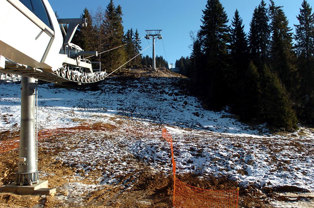 Un télésiège pour inciter à la ballade en montagne au lieu du ski, faute de neige. (Image d'archives).