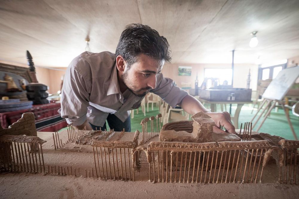 Les artistes syriens construisent des miniatures des monuments et sites historiques détruits durant la guerre, comme ici le temple de Palmyre.