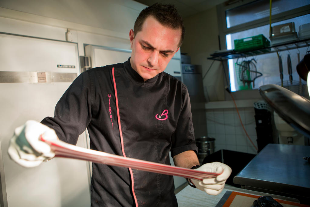 Guillaume Bichet dans son laboratoire à Coppet travaille du sucre chauffé à 170 degrés. But de l'opération: réaliser un ruban de moins d'un millimètre d'épaisseur.