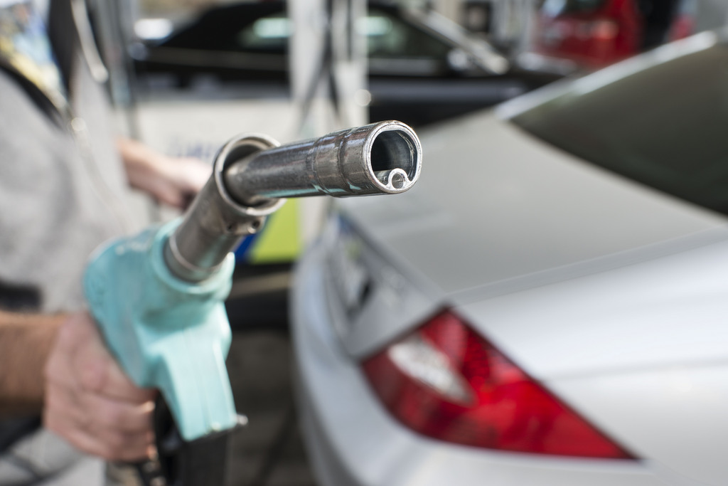 Les Suisses font plus souvent leur plein d'essence dans les stations-service à l'étranger.