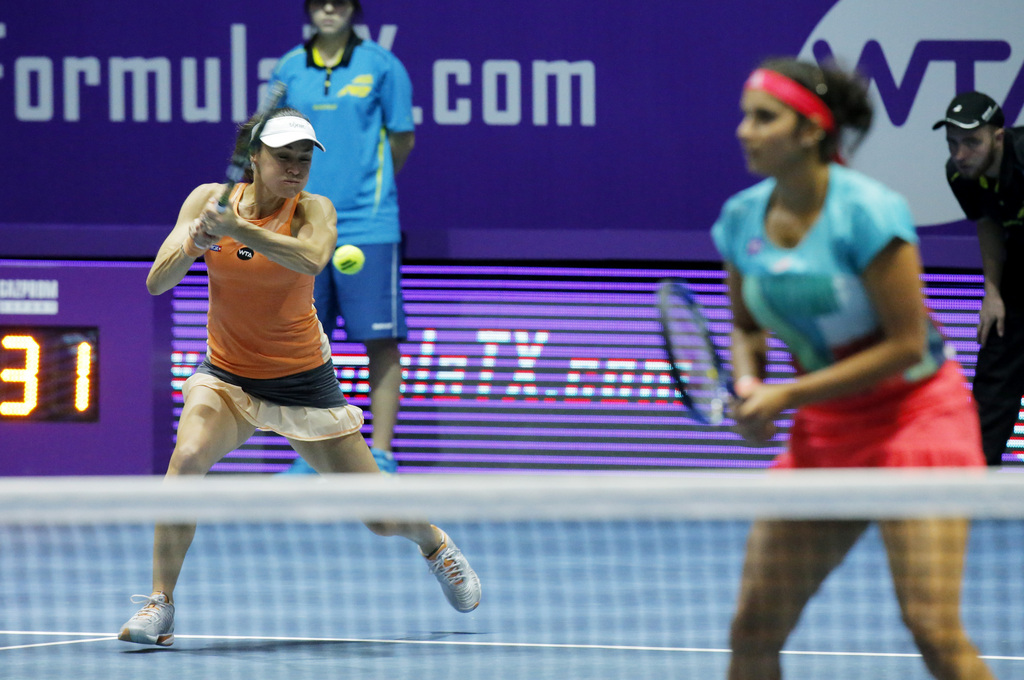Martina Hingis (à gauche) et sa coéquipière Sania Mirza se sont inclinées en deux sets devant Vania King et Alla Kudryavtseva.