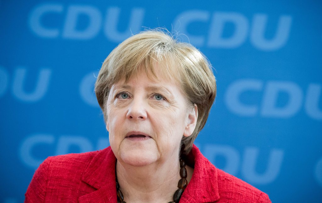 "Dans l'ensemble, je vais continuer ce que j'ai fait ces derniers mois", a souligné Angela Merkel devant la presse.