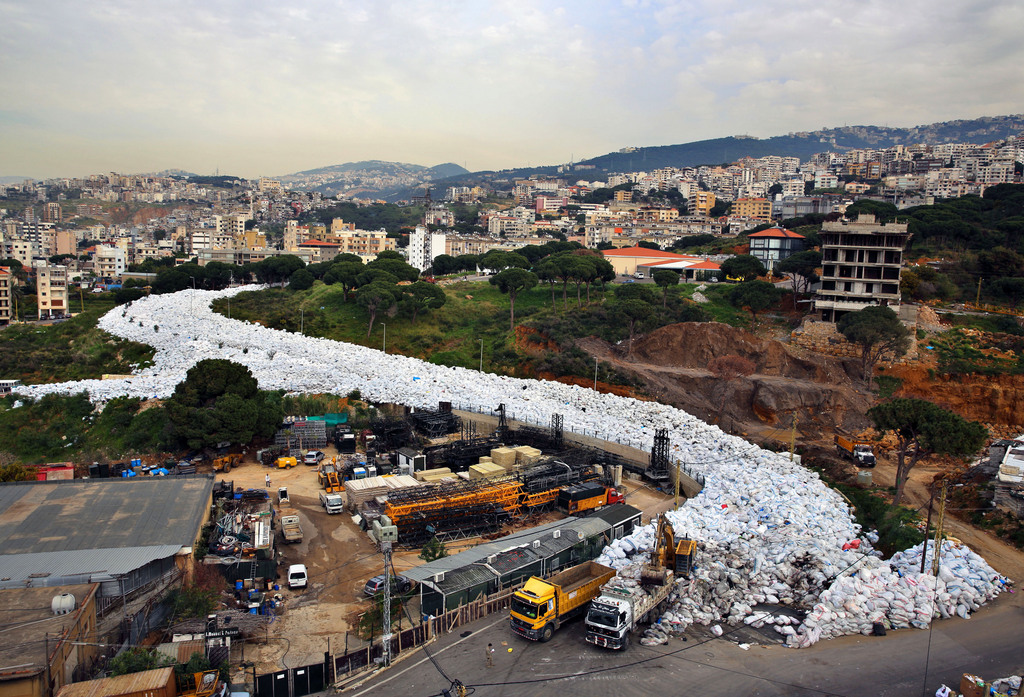 L'opération visant à éliminer la marée de déchets au Liban a débuté dimanche.