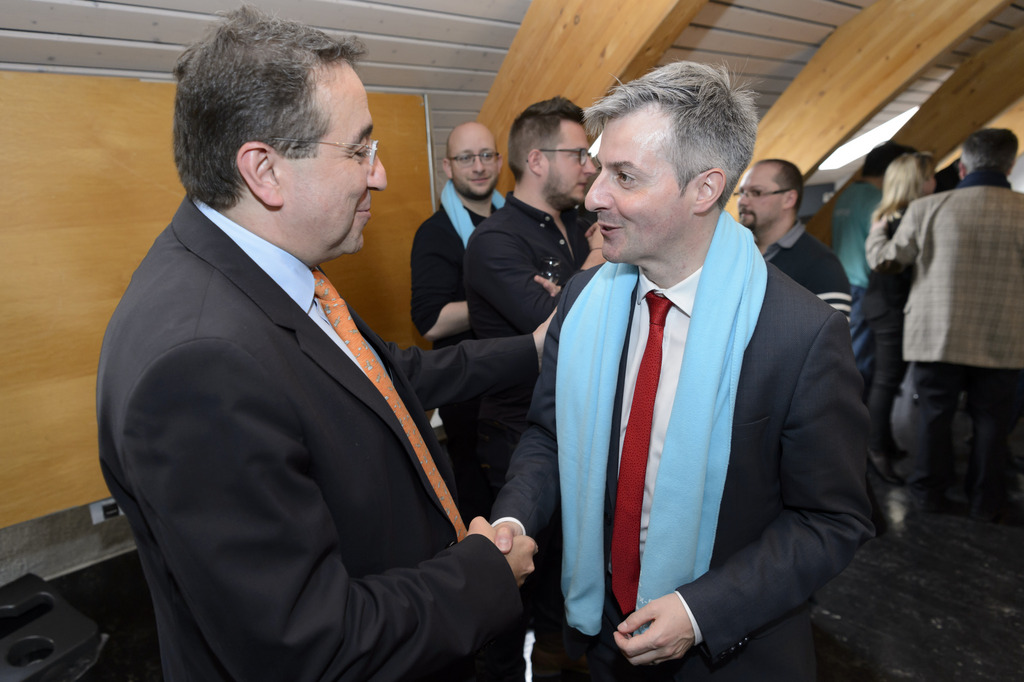 Le conseiller d'Etat vaudois Pascal Broulis (à gauche) parle avec le nouveau conseiller municipal de la ville de Lausanne, Pierre-Antoine Hildbrand.