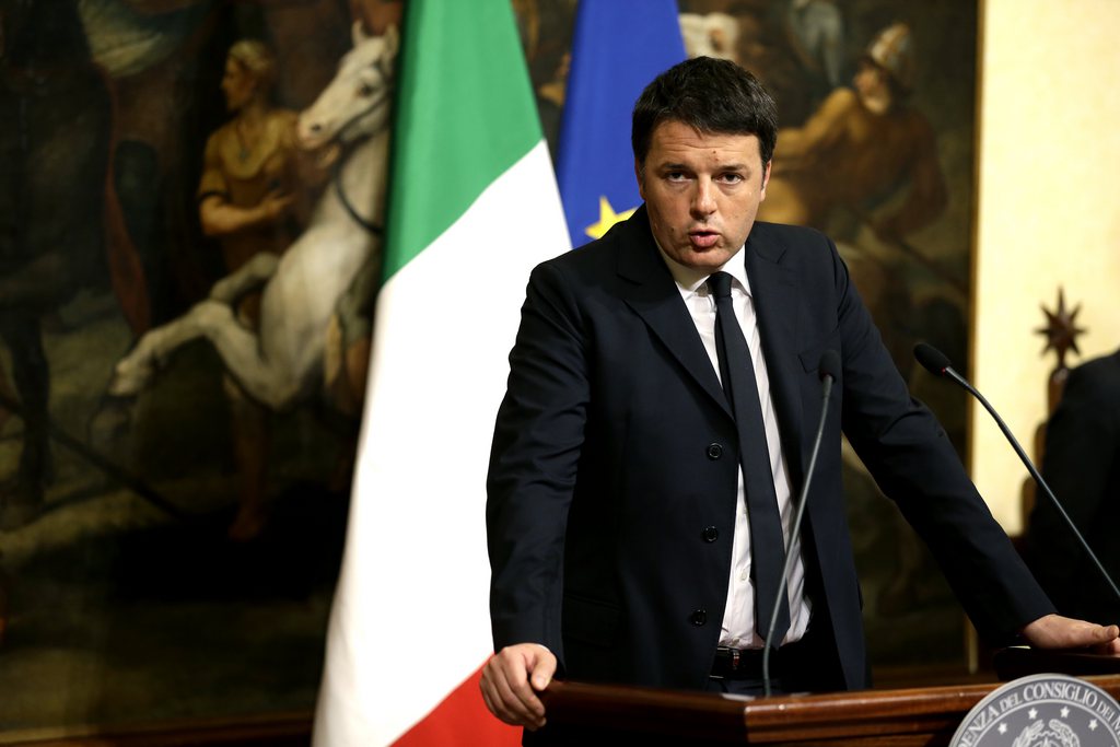 Le gouvernement de Matteo Renzi est vivement critiqué par l'opposition.